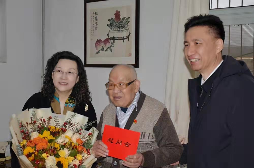 濟(jì)南產(chǎn)發(fā)集團(tuán)黨委副書(shū)記、總經(jīng)理黃蓓走訪慰問(wèn)離休老干部、老黨員